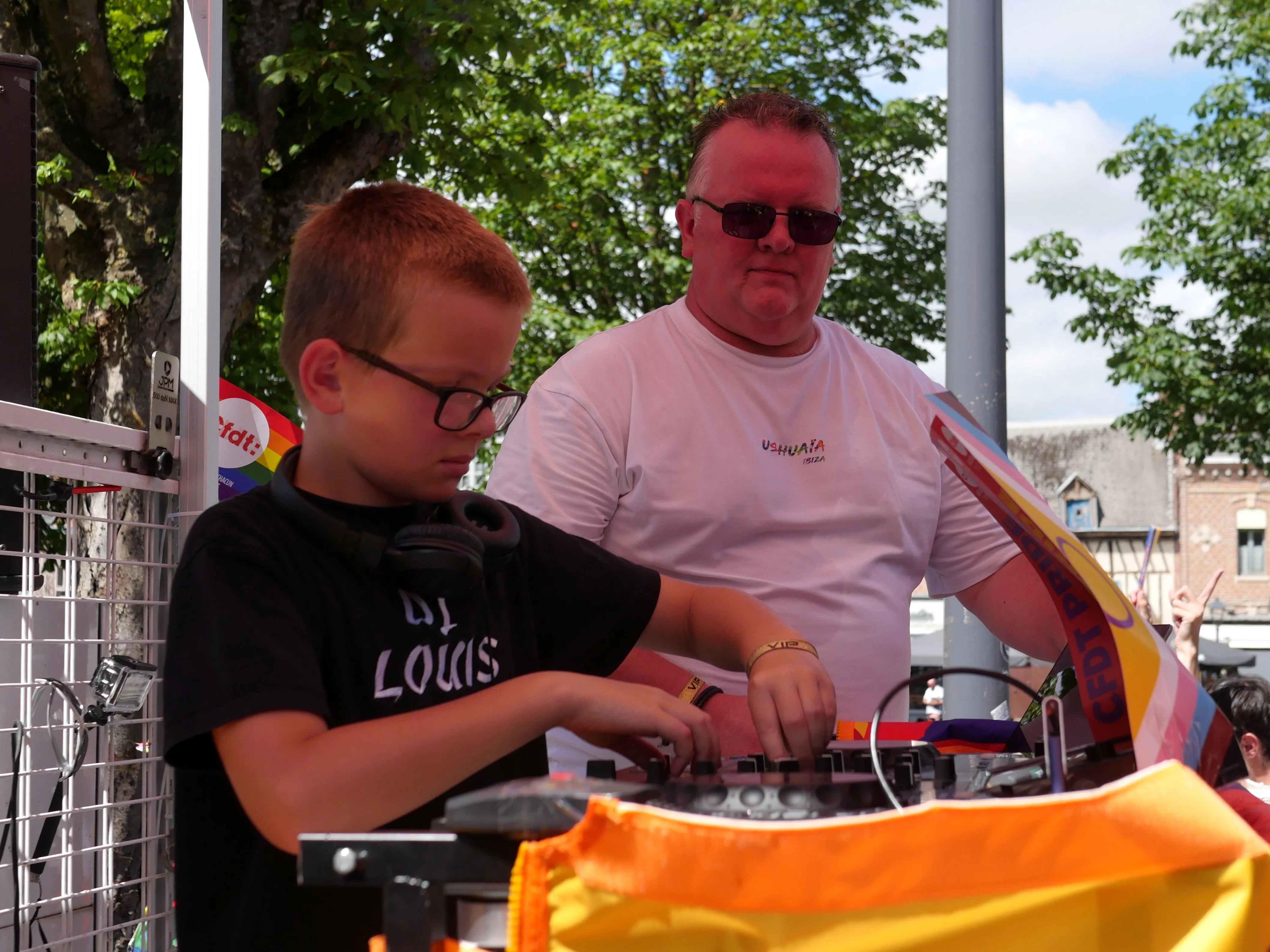 UNE GRANDE MARCHE ARC-EN-CIEL