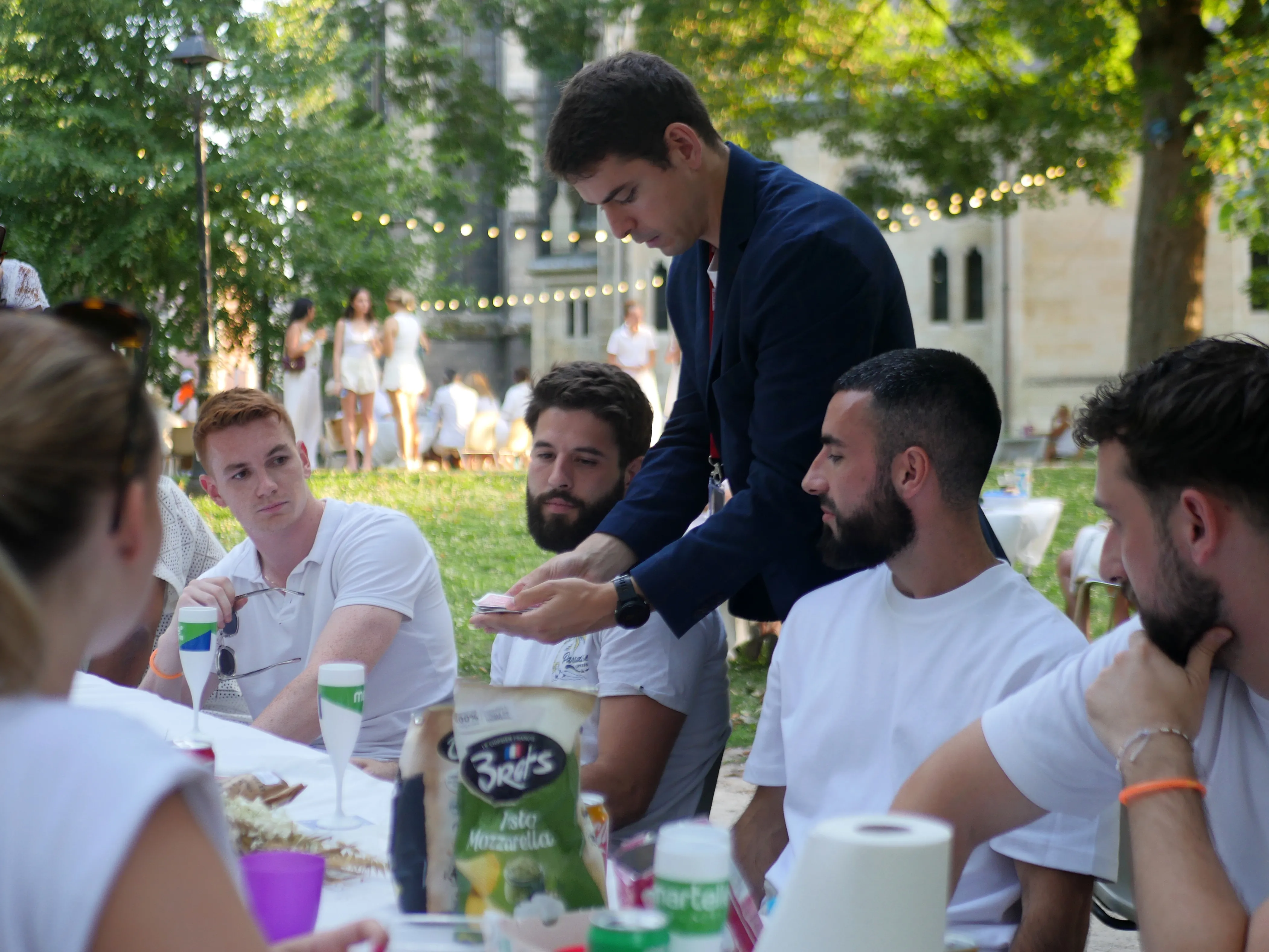 L'ÉVÊCHÉ TOUT DE BLANC VÊTU