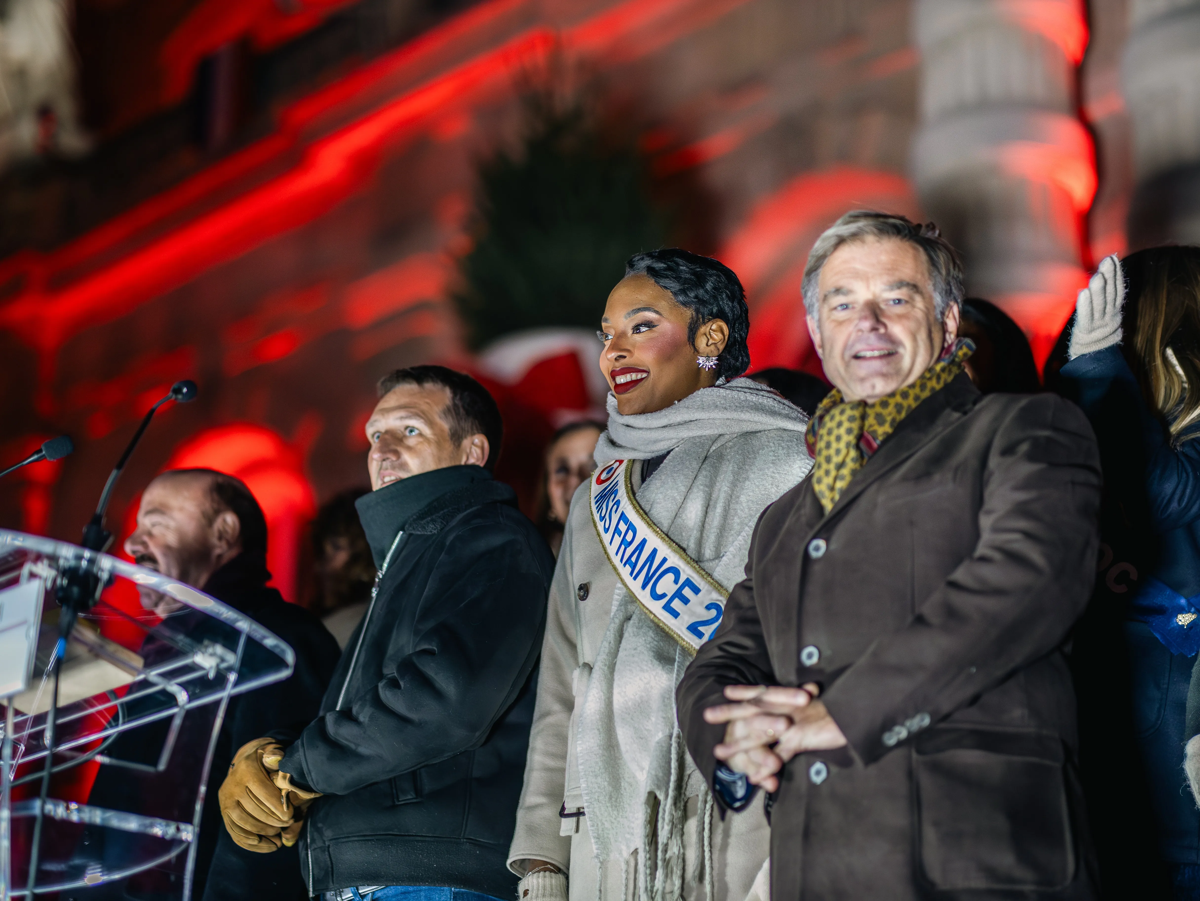 DU MONDE POUR LES ILLUMINATIONS