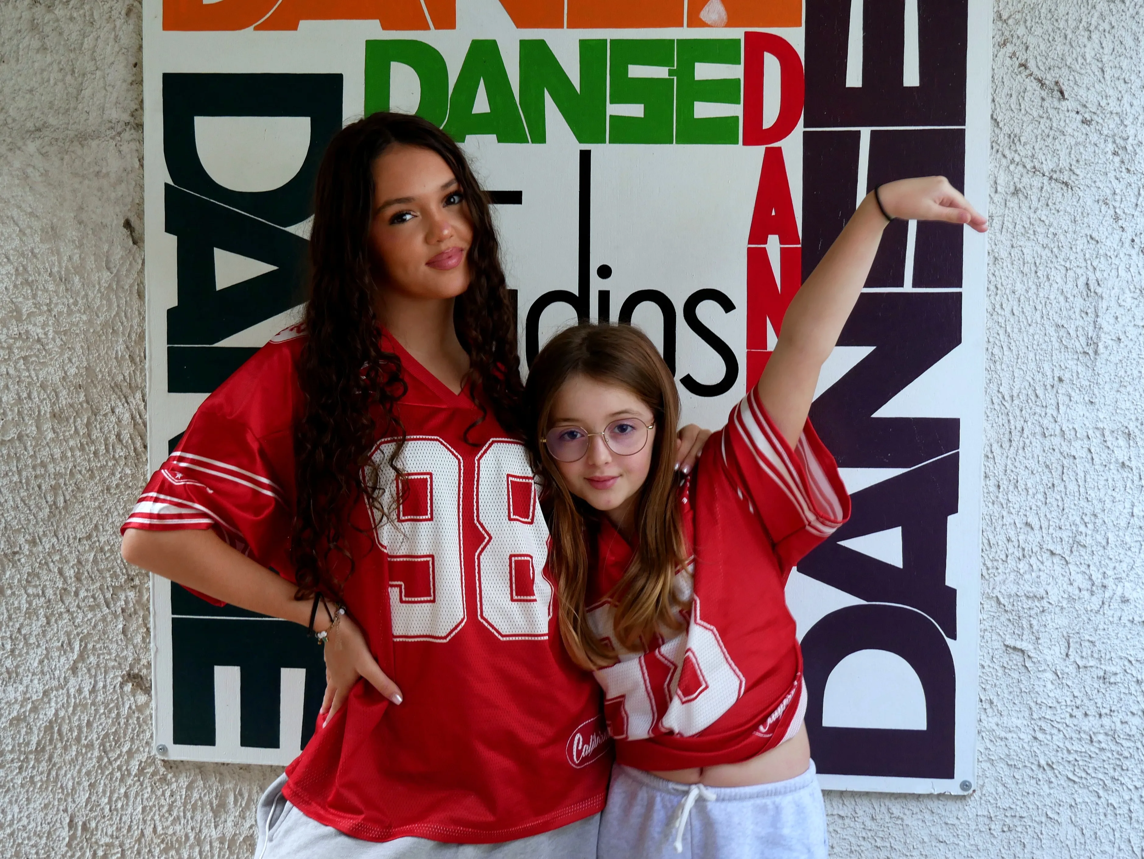 DEUX SŒURS SUR SCÈNE AVEC SOPRANO