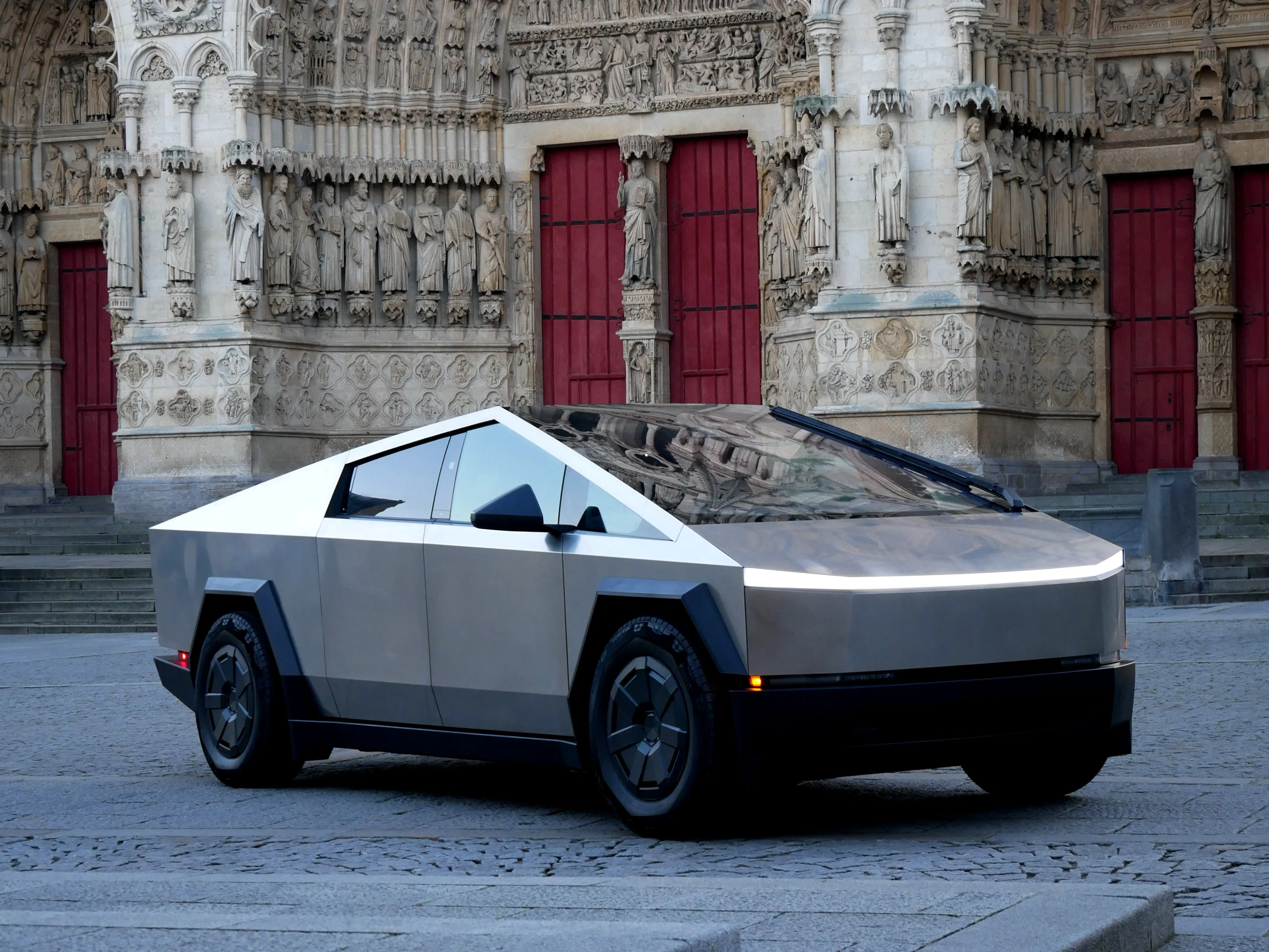 UN CYBERTRUCK ROULE À AMIENS