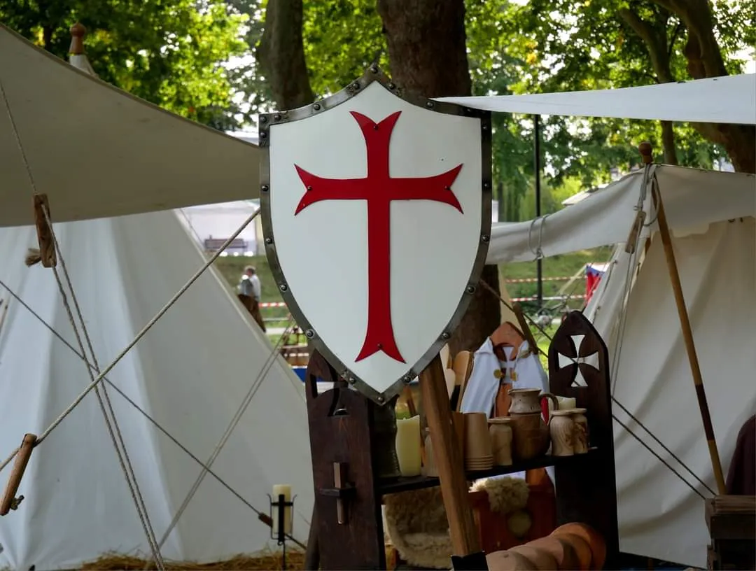 MÉDIÉVALES AU BORD DE L'EAU