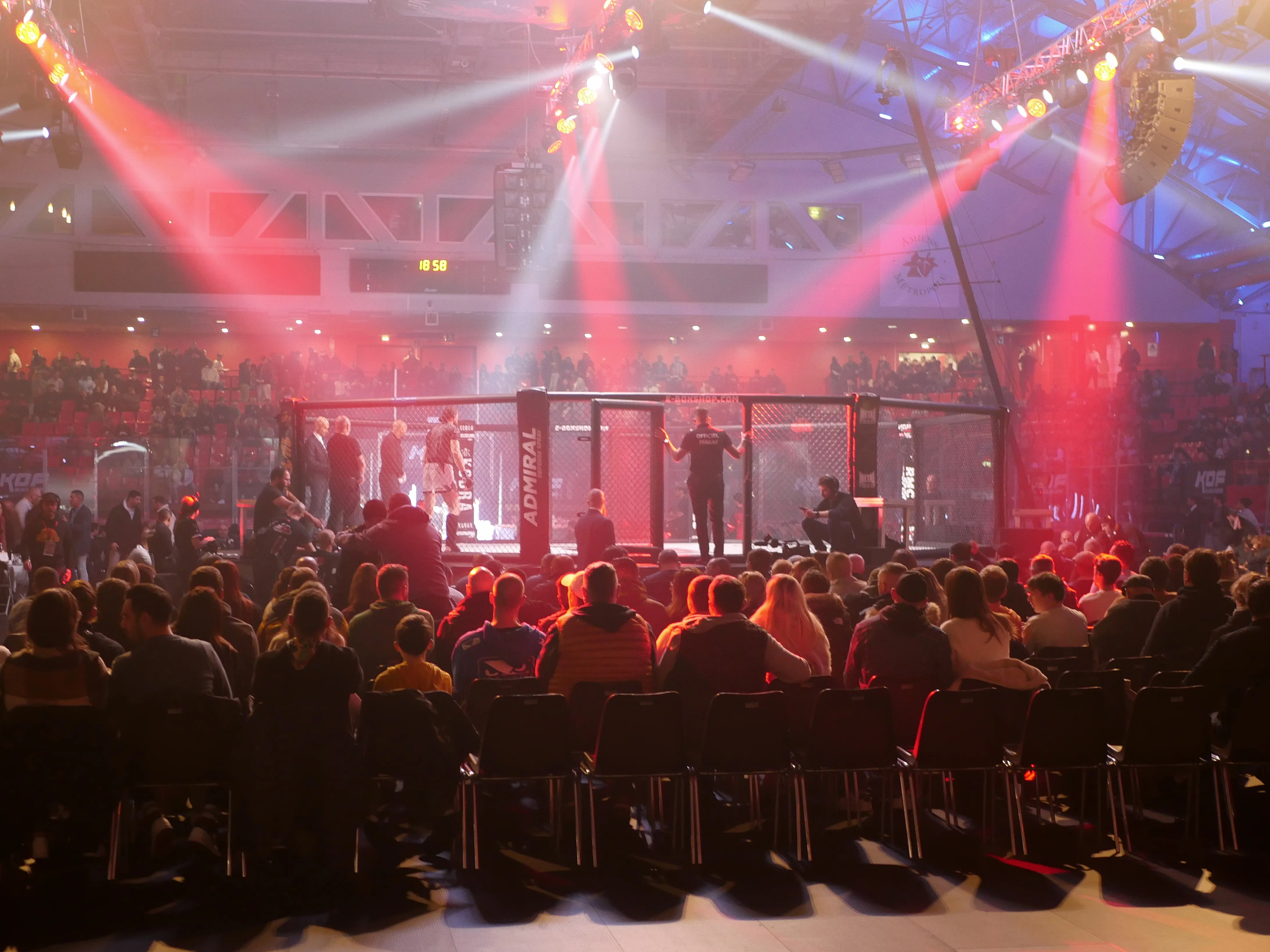 BIENVENUE DANS L'ARÈNE DE MMA
