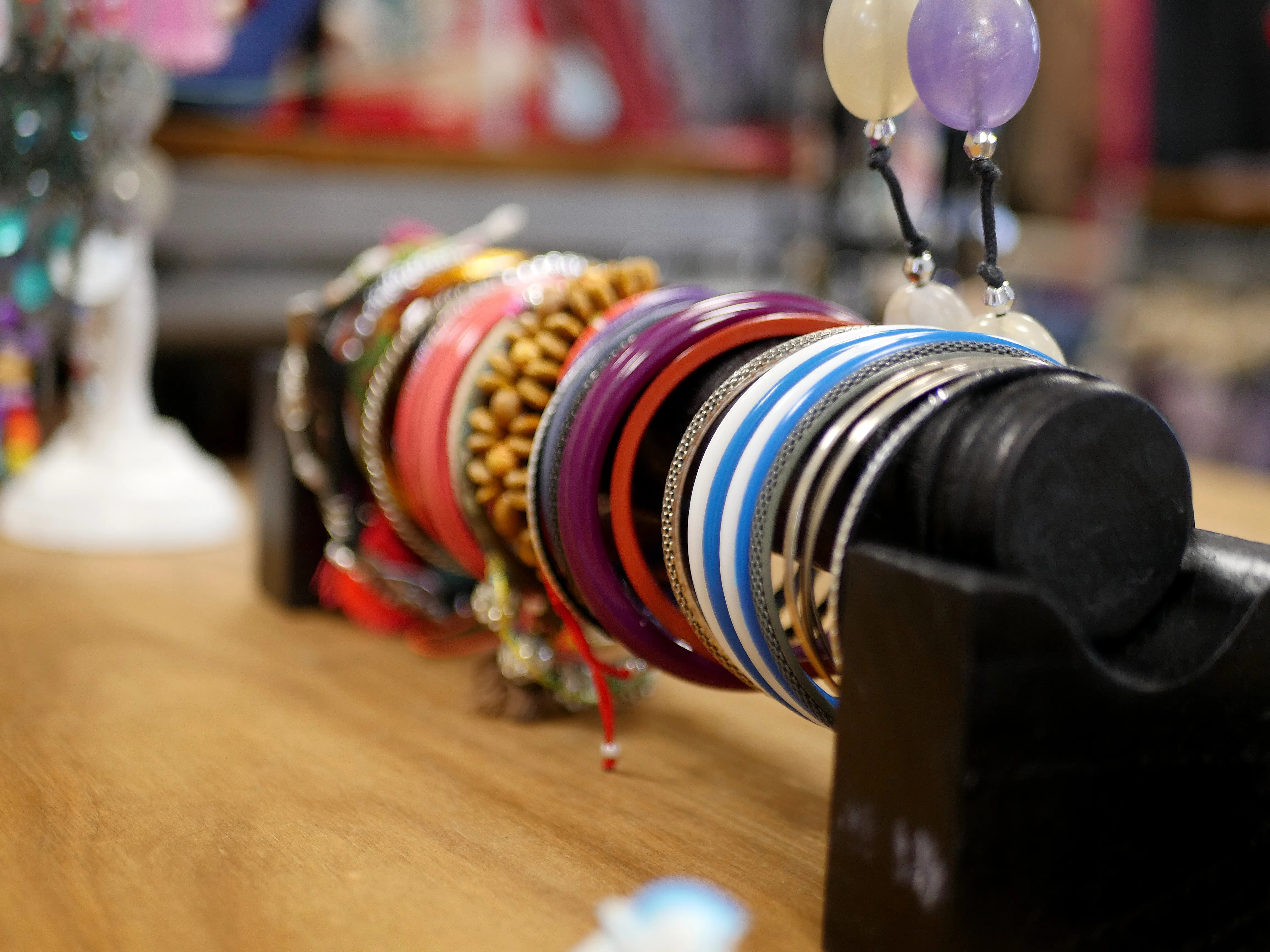 Vêtements de seconde main et bonnes affaires