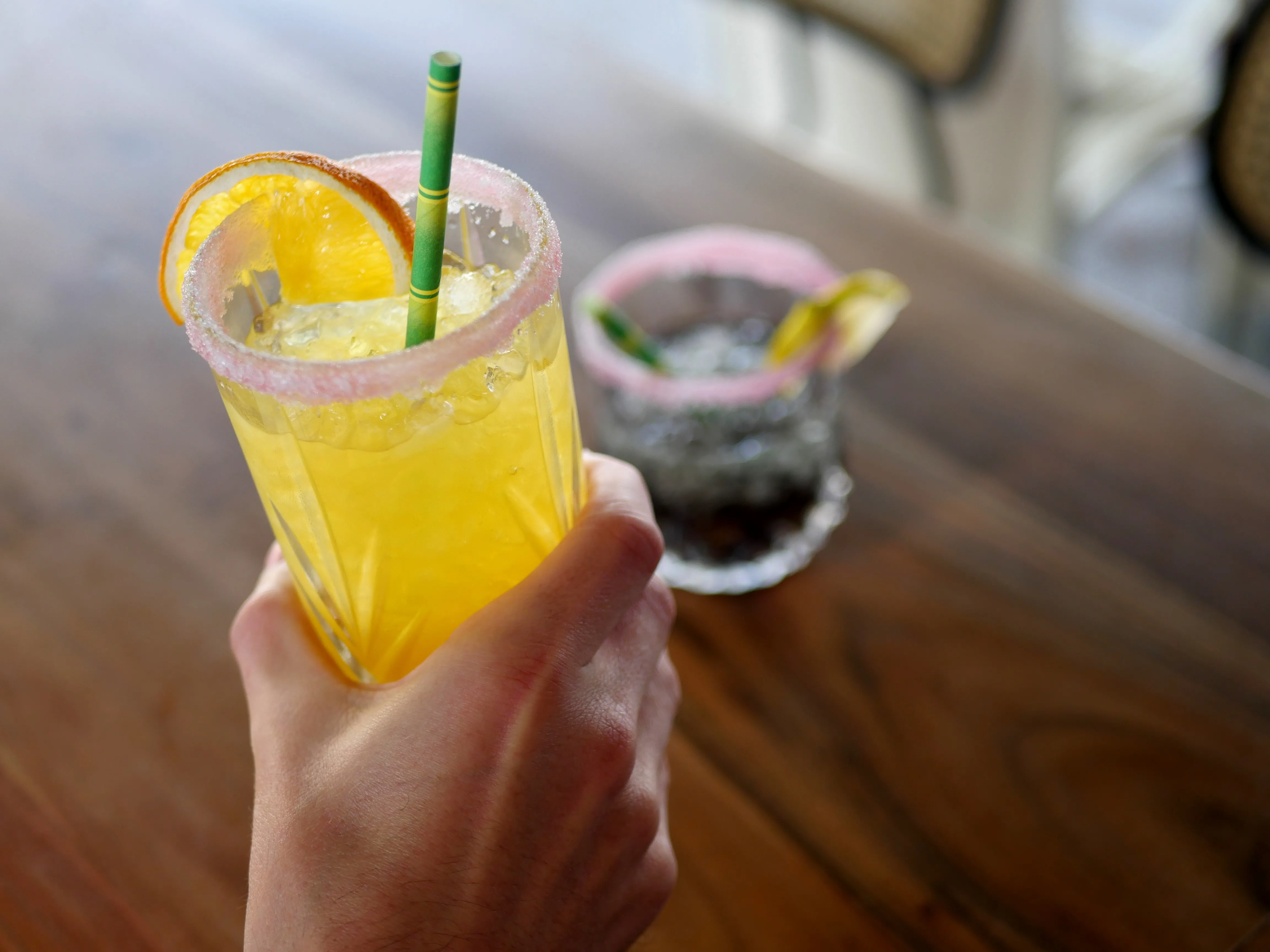 Les pieds dans le sable et le cocktail dans la main